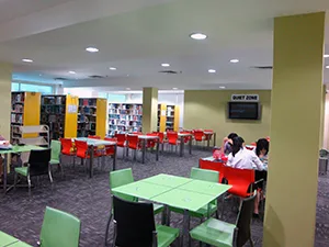 図書館内自習エリア