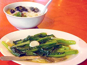 アロー通り中華(ピータン粥、空芯菜)