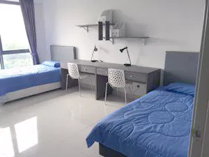 部屋中(2人部屋：専用シャワー・トイレ付)