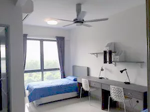 部屋中(2人部屋：専用シャワー・トイレ付)学習机