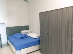 部屋小(1人部屋：ベッド大：専用シャワー・トイレ付)