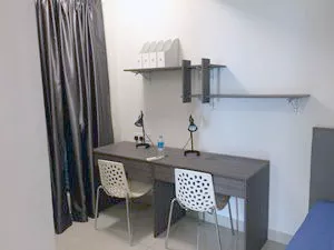 部屋小(1人部屋：ベッド大：専用シャワー・トイレ付)学習机