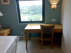 部屋中(１人部屋：専用シャワー・トイレ付