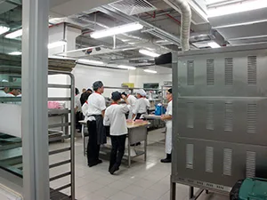 ホスピタリティー観光料理学部学生作業風景
