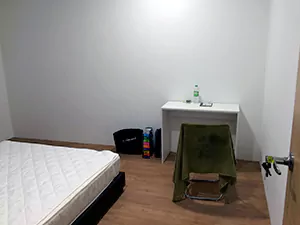 ２階１人部屋２(中：ベッド大)学習机