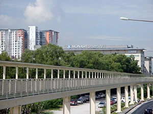 モナッシュ大学寮へつながる歩道橋