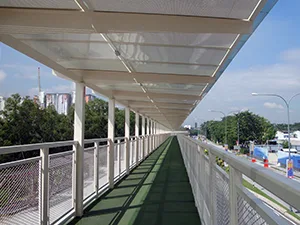 モナッシュ大学寮へつながる歩道橋