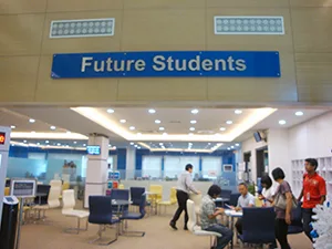 ここで入学手続きをします。