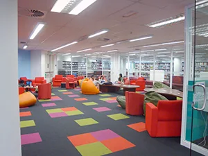 図書館内ラウンジ