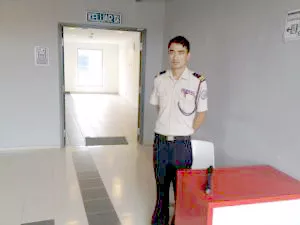 守衛さんが常駐しています。