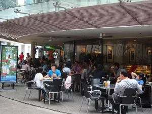 中庭には飲食店が数軒あります。