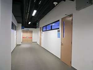 大学進学英語コース教室の外