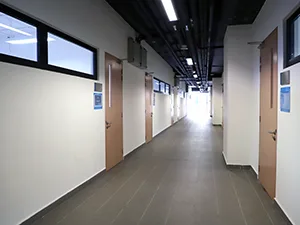 大学進学英語コース教室の外