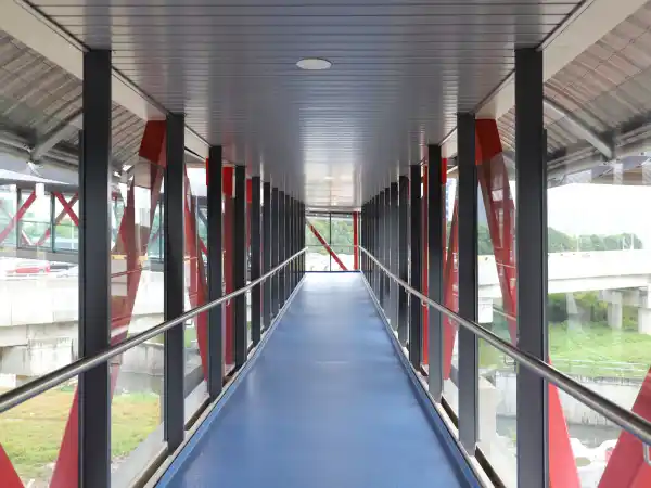学校への歩道橋