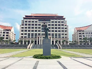 創設者　陳　嘉庚先生銅像